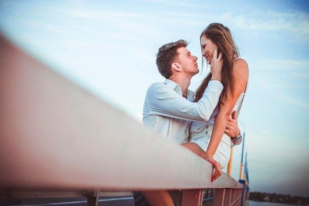 Flirtende par